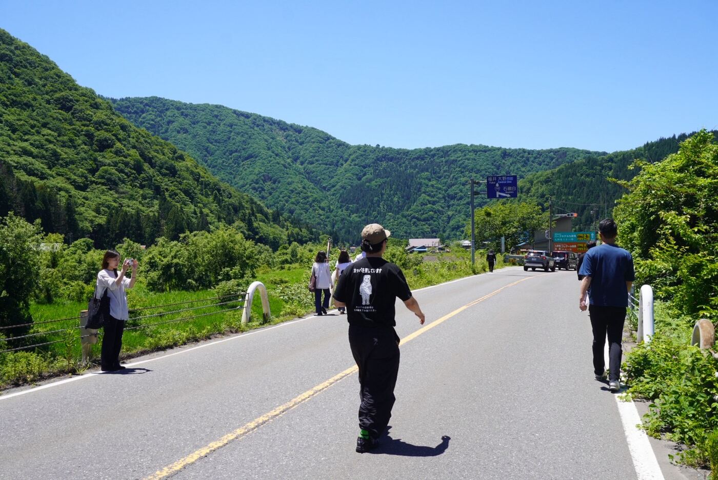街道を歩く
