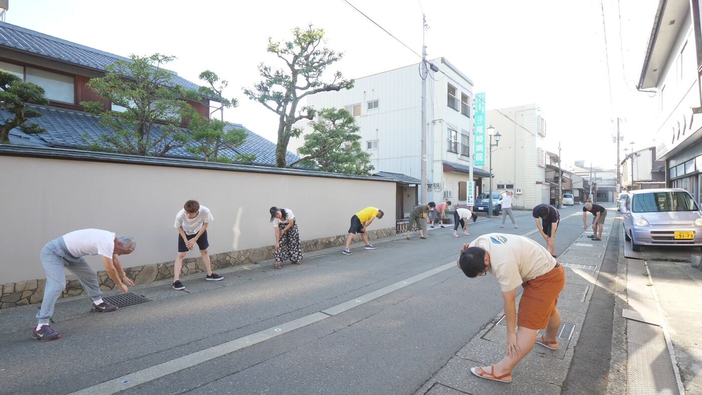 通りでの共同作業