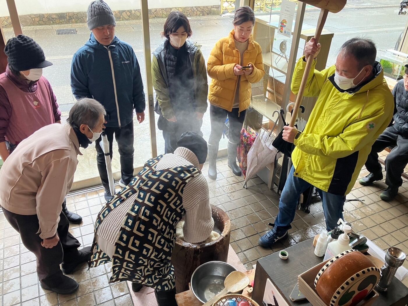 住民が集まって大鍋を囲む