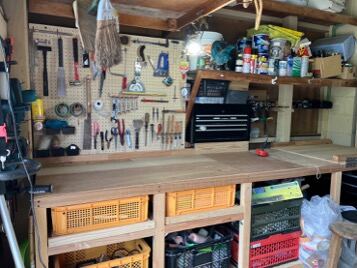 DIYスペースの工具壁と作業台