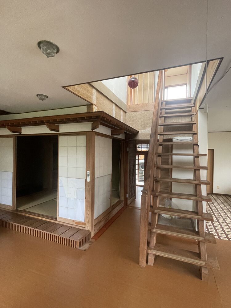 手取荘の和室と階段