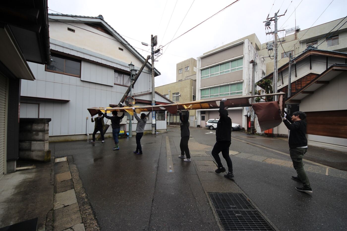 通りで竹を運ぶ